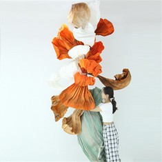 Instalação de arte em papel laranja