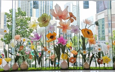 Uso e precauções de flores de papel em pé