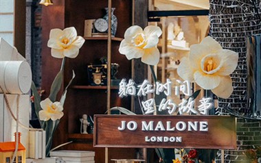 Flores gigantes de papel em pé nas lojas Jo Malone